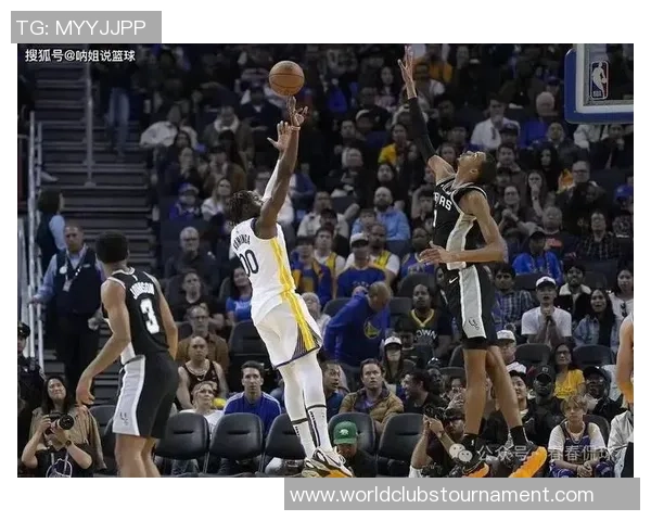 文班亚马首场比赛表现惊艳5次盖帽加隔扣字母哥引发热烈讨论